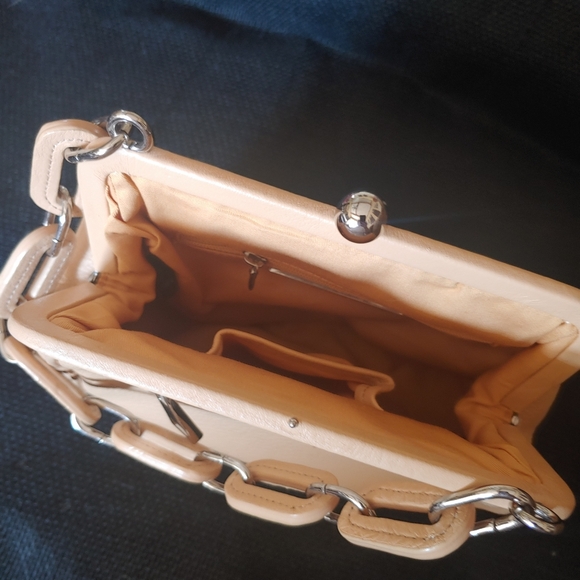 Preston&York Nude Leather Handbag - Picture 6 of 11